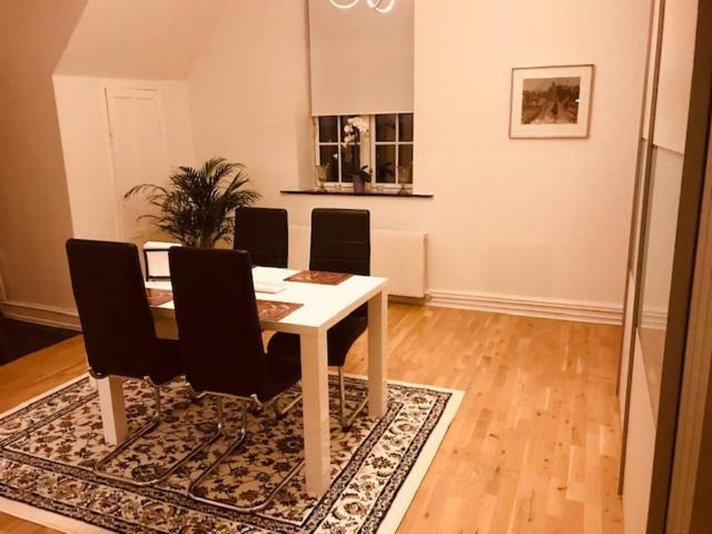 Centralt I Gentofte I 2 Plan, Ved S-Tog Og Busser מראה חיצוני תמונה